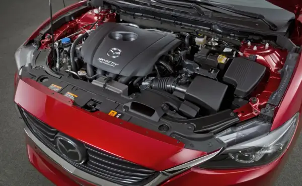 Silnik Skyactiv w czerwonej Mazda 6 GJ.