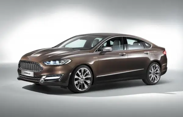Elegancki brązowy Ford Vignale z chromowanymi felgami i wyrazistym grillem, prezentujący luksus i styl.