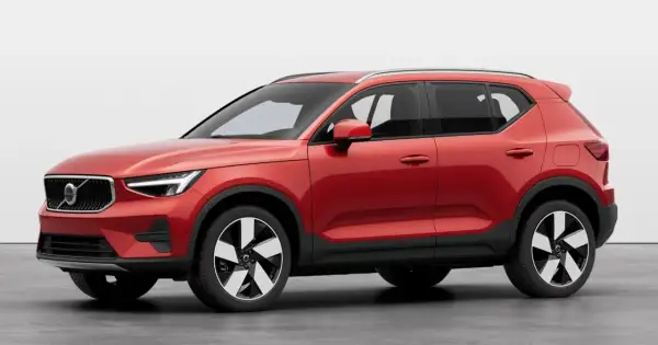 Czerwony Volvo XC40 na białym tle. Sprawdź aktualną volvo xc40 cenę i dostępne konfiguracje.