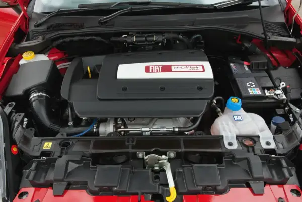 Silnik MultiAir Turbo w czerwonym Grande Punto.