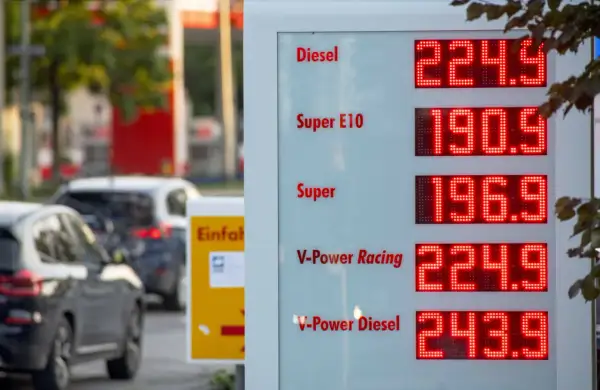 Cena benzyny w Niemczech: Diesel 224.9, Super E10 190.9, Super 196.9. Widok z dystrybutora paliw.