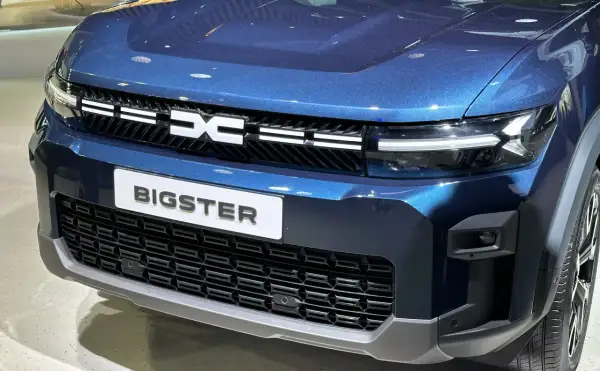Niebieski Dacia Bigster z napisem "BIGSTER" i grillem z logo marki. Wyobraź sobie podróż tym autem na LPG!