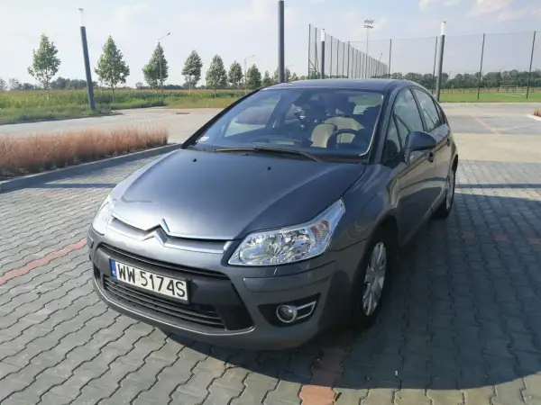 Szary Citroen C4 na parkingu. Wiele osób szuka **citroen c4 opinie** przed zakupem.