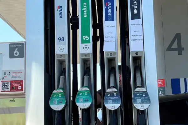Dylemat kierowcy: czy verva 98 to benzyna czy diesel? Na dystrybutorach widać oznaczenia 98, 95, a także informację o awarii dystrybutora VERVA DIESEL.