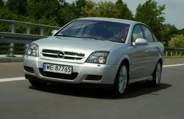 Srebrny Opel Vectra C na drodze. Zastanawiasz się, jaki silnik w tym modelu jest najmniej awaryjny?