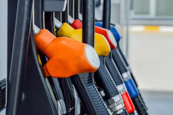 Kolorowe pistolety na stacji paliw, gotowe do tankowania. Jeden z nich, pomarańczowy, sugeruje, że zaraz zatankujesz verva diesel.