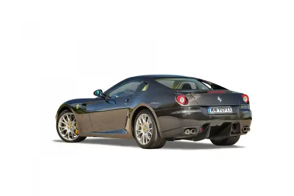 Ciemnoszary Ferrari 599 z czterema końcówkami wydechu i polskimi tablicami rejestracyjnymi WW 909XX.