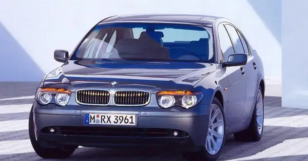 Elegancki, ciemnoszary BMW 730d z charakterystyczną atrapą chłodnicy i reflektorami.