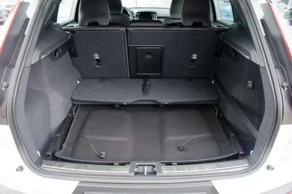 Pusta przestrzeń bagażowa Volvo XC40, z podniesioną podłogą, pokazuje, jak praktyczne są jej wymiary.