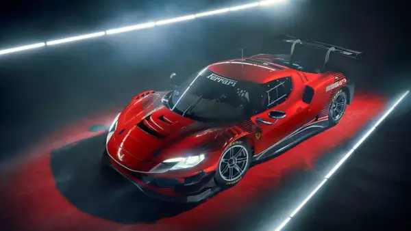 Czerwony Ferrari 296 GT3 z czarnym spojlerem i felgami, gotowy do wyścigu.
