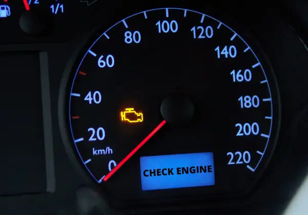 Na desce rozdzielczej świeci się żółta kontrolka check engine, sygnalizując problem z silnikiem.