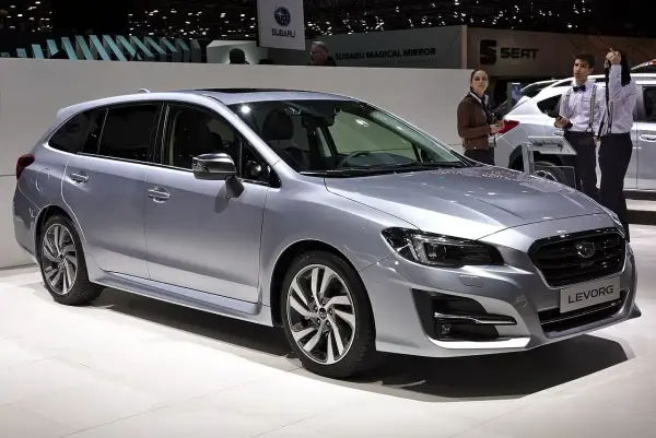 Srebrny Subaru Levorg na wystawie, z ludźmi w tle.
