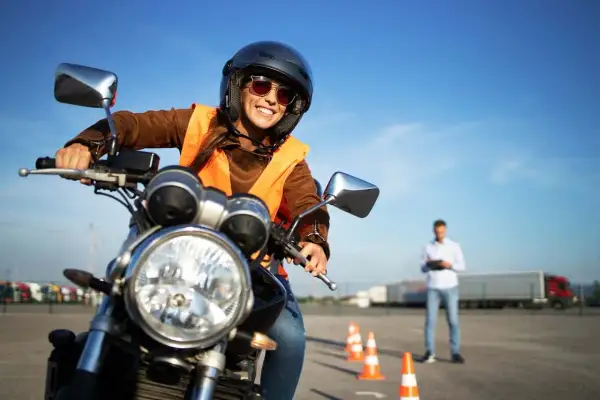 Jakie prawo jazdy na motor 1000? Sprawdź wymagania i koszty