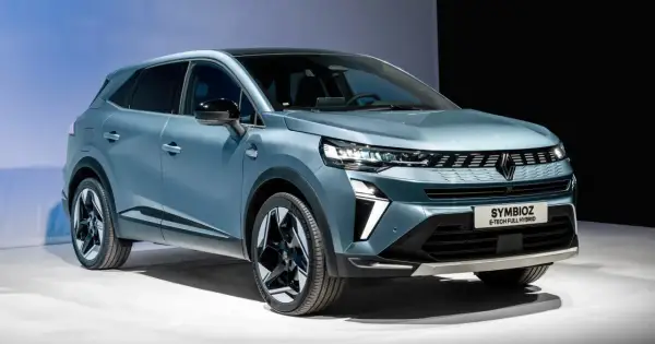 Nowoczesny, błękitny samochód koncepcyjny Renault Symbioz E-Tech Full Hybrid, prezentujący innowacyjną symbiozę technologii i designu.
