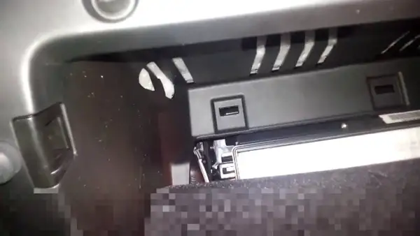 Gdzie dokładnie znajduje się filtr kabinowy w Jeepie Commanderze? Sprawdź teraz!