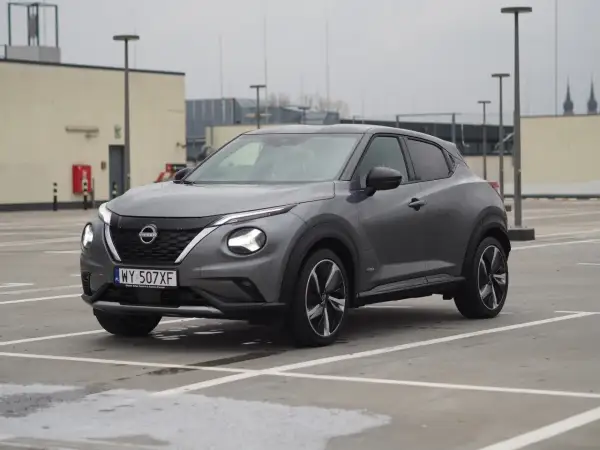 Szary Nissan Juke 1.6 benzyna na parkingu.