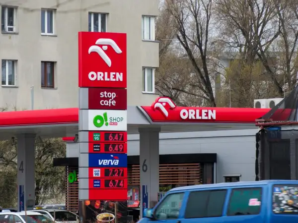 Stacja Orlen z widoczną promocją na paliwo. Ceny benzyny i diesla na tablicy informacyjnej.