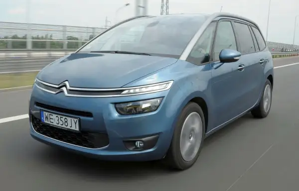 Niebieski Citroen C4 Spacetourer pędzi autostradą, gotowy na rodzinne przygody.