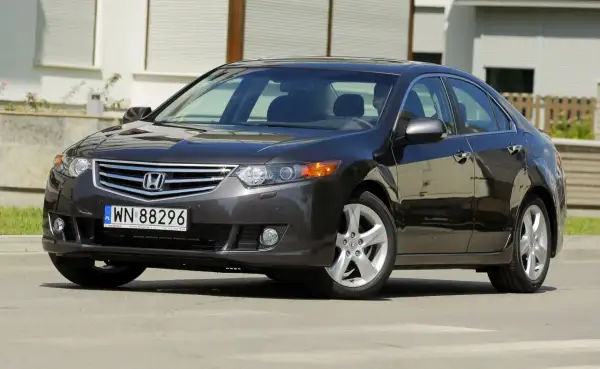 Honda Accord 8 - jakie silniki oferują najlepsze osiągi i oszczędność?