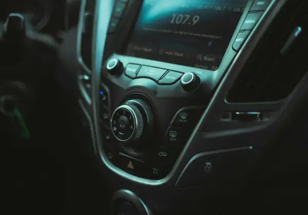 Jak wprowadzić kod do radia Honda Jazz i uniknąć problemów z odblokowaniem