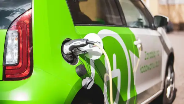 Ile kosztuje ładowanie samochodu elektrycznego w domu? Sprawdź stawki!