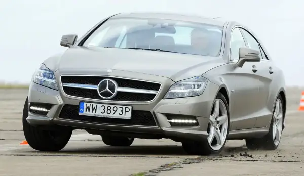 Elegancki Mercedes-Benz CLS w218 z polskimi tablicami rejestracyjnymi WW 3893P pokonuje zakręt na torze.