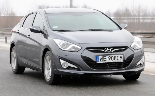 Szary Hyundai i40 1.7 CRDi na drodze. Widać przednią część auta, reflektory i grill z logo.