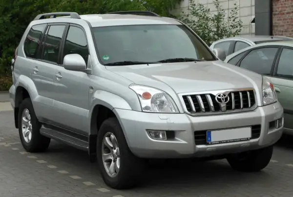 Srebrny Toyota Prado, gotowy na każdą podróż, z charakterystycznym grillem i mocną sylwetką.