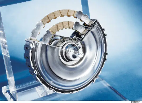 Przekrój skrzyni DSG z widocznymi tarczami sprzęgłowymi i elementami mechanicznymi.