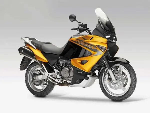 Żółto-czarny motocykl Honda Varadero 1000, idealny do długich podróży. Czy gaźnik czy wtrysk, to maszyna godna uwagi.