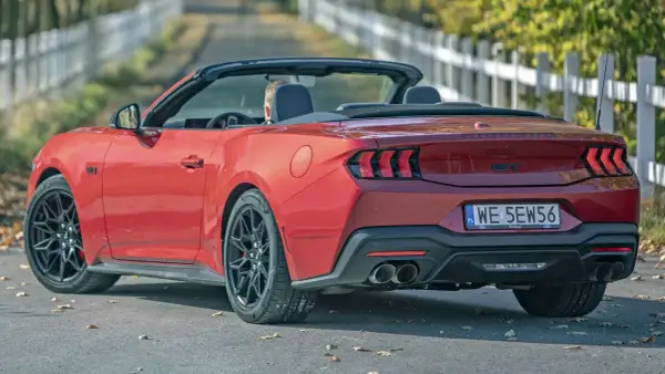 Czerwony mustang cabrio z opuszczonym dachem, gotowy na przejażdżkę.